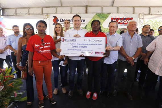 Vinte e cinco famílias quilombolas do povoado de Cajá dos Negros, no município de Batalha, foram beneficiadas com a liberação de recursos feita pelo Governo do Estado, por meio da Desenvolve Alagoas; crédito financeiro será destinado à compra de insumos, estoque e ampliação da produção, além da manutenção das plantações e criações dos povos remanescentes que sobrevivem da agricultura familiar