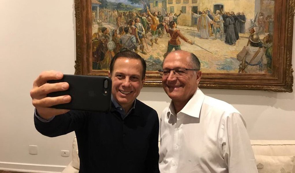 Em queda livre nos planos de disputar a Presidência da República em 2018, o prefeito de São Paulo, João Doria (PSDB), admitiu a possibilidade de chegar ao Planalto como vice em uma chapa encabelada pelo governador de São Paulo, Geraldo Alckmin (PSDB);"Hoje tudo é possível. No diálogo, tudo é possível, ainda mais com Geraldo Alckmin", disse; "Tem que ter o entendimento e sobre a mesa avaliar o que é melhor para o PSDB e o que é melhor para o Brasil", completou; após passar semanas viajando para tentar viabilizar sua pré-candidatura ao Planalto, Doria dá sinais mais que evidentes de que administrar São Paulo é o menor dos seus planos