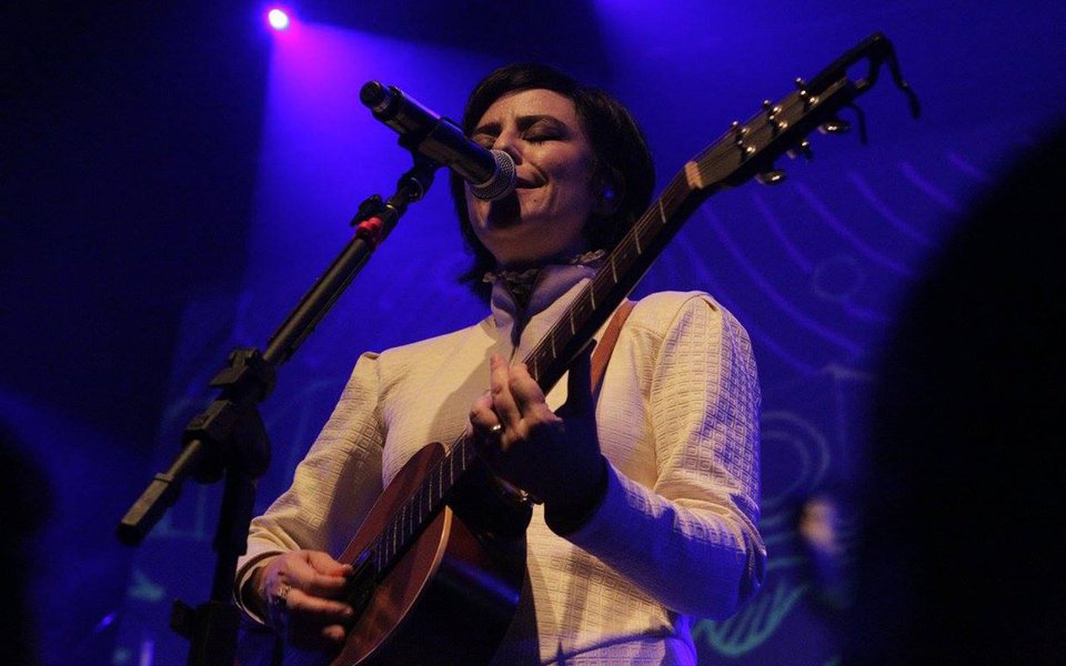 A cantora Fernanda Takai mostrou estar ao lado do povo e pediu eleições diretas para presidente da República. No Twitter, uma foto dela segurando o celular consta o seguinte recado: "Eu quero votar! Diretas Já"