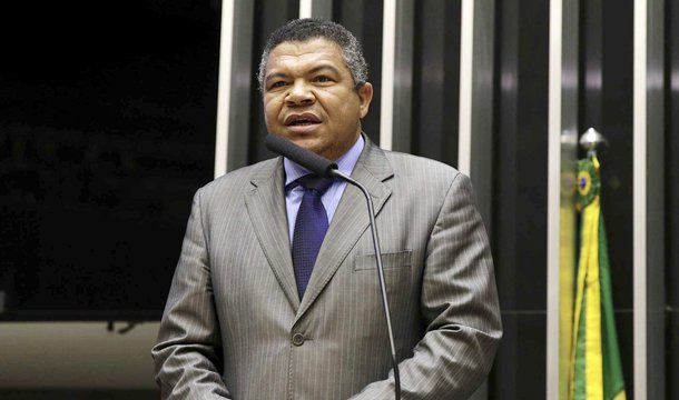 O deputado federal Valmir Assunção (PT-BA) entrou com três representações na Procuradoria da República (PGR) contra medidas tomadas pelo governo Temer (PMDB) para perdoar dívidas de grandes corporações; junto com outros deputados e senadores do PT, o parlamentar desconstruiu o contexto engendrado pelo governo federal que reduz políticas agrárias e sociais, alegando falta de orçamento, “mas perdoa bilhões em dívidas de grandes empresários, ruralistas e corruptos”