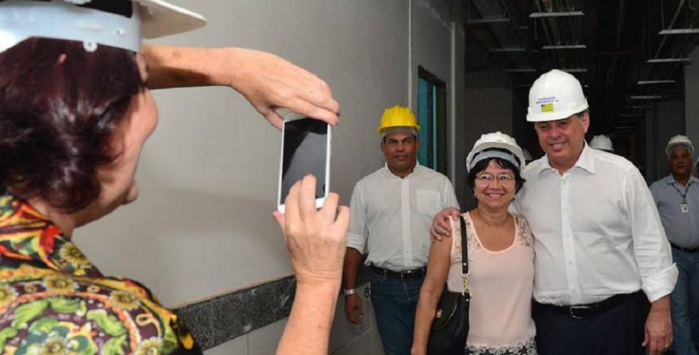 O valor dos convênios autorizados pelo governador Marconi Perillo com os 246 municípios goianos será de no mínimo R$ 1 milhão; os presidentes da Associação Goiana dos Municípios (AGM) e da Federação Goiana dos Municípios (FGM) comemoram a boa nova, em função das dificuldades vividas no atual momento pelos municípios; investimento a ser liberado pelo Tesouro Estadual faz parte do programa Goiás na Frente, que vai destinar R$ 500 milhões para todos os municípios goianos, sendo R$ 250 milhões neste ano e R$ 250 milhões em 2018, sem incluir os R$ 850 milhões da privatização da Celg D