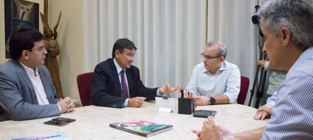 O governador Wellington Dias esteve com o prefeito de Teresina, Firmino Filho; o encontro, no Palácio da Cidade, teve como pauta a antecipação de metas relacionadas a abastecimento d’água na capital estabelecidas no contrato com a empresa Águas de Teresina; a ideia é que a concessionária possa implementar já em 2018, o que programou para investir em 3 anos; a Águas de Teresina assumiu a concessão do serviço de abastecimento d’água na capital em julho de 2017, com o compromisso de investir R$ 1,7 bilhão, sendo R$ 650 milhões nos primeiros cinco anos