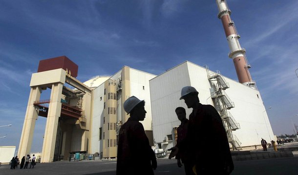 Guarda Revolucionária Islâmica do Irã (IRGC) disse que seu programa de mísseis balísticos será acelerado, apesar da pressão dos Estados Unidos e da União Europeia para suspendê-lo; presidente dos EUA, Donald Trump, rejeitou o cumprimento do Irã ao acordo nuclear de 2015 e revelou uma abordagem mais agressiva em relação à República Islâmica; "O programa de mísseis balísticos do Irã será expandido e continuará com mais velocidade em reação à abordagem hostil de Trump em relação a essa organização revolucionária (A Guarda)", disse a IRGC