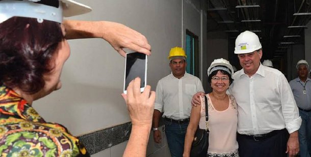 O valor dos convênios autorizados pelo governador Marconi Perillo com os 246 municípios goianos será de no mínimo R$ 1 milhão; os presidentes da Associação Goiana dos Municípios (AGM) e da Federação Goiana dos Municípios (FGM) comemoram a boa nova, em função das dificuldades vividas no atual momento pelos municípios; investimento a ser liberado pelo Tesouro Estadual faz parte do programa Goiás na Frente, que vai destinar R$ 500 milhões para todos os municípios goianos, sendo R$ 250 milhões neste ano e R$ 250 milhões em 2018, sem incluir os R$ 850 milhões da privatização da Celg D