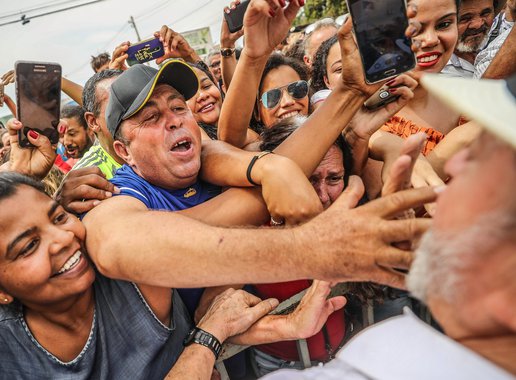 A caravana Lula pelo Brasil chegou em Bocaiúva (MG), onde o ex-presidente Lula participou de ato em defesa da agricultura familiar; Lula visitou projetos da  Associação dos Produtores de Hortifrutigranjeiros da Região do Pentáurea (Aspropen), que demonstram a força da agricultura familiar na promoção de trabalho e renda para as pessoas do campo da cidade e para o manejo sustentável da terra 