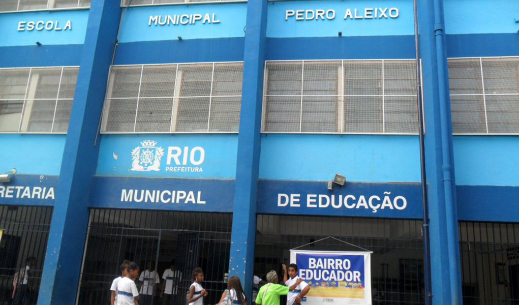 Levantamento da Secretaria de Educação do Município do Rio de Janeiro aponta que, quase todo dia, ao menos uma escola ficou sem aula por causa de confrontos e operações policiais este ano; apenas em seis de 65 dias letivos todas as escolas municipais tiveram aulas; o que representa mais de cem mil alunos afetados pela violência, que acaba sendo uma condicionante para que o estudante saia de para a escola ou fique em casa