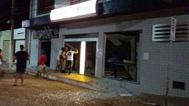 De acordo com o Sindicato dos Bancários, por determinação da direção, o Banco do Brasil, deverá fechar as agências de Madalena, Pedra Branca, Jaguaribara, Pindoretama e Itapiúna, em função dos problemas de segurança. Ainda segundo o Sindicato dos Bancários do Ceará, em cinco meses foram realizados trinta ataques a agências bancárias no Ceará