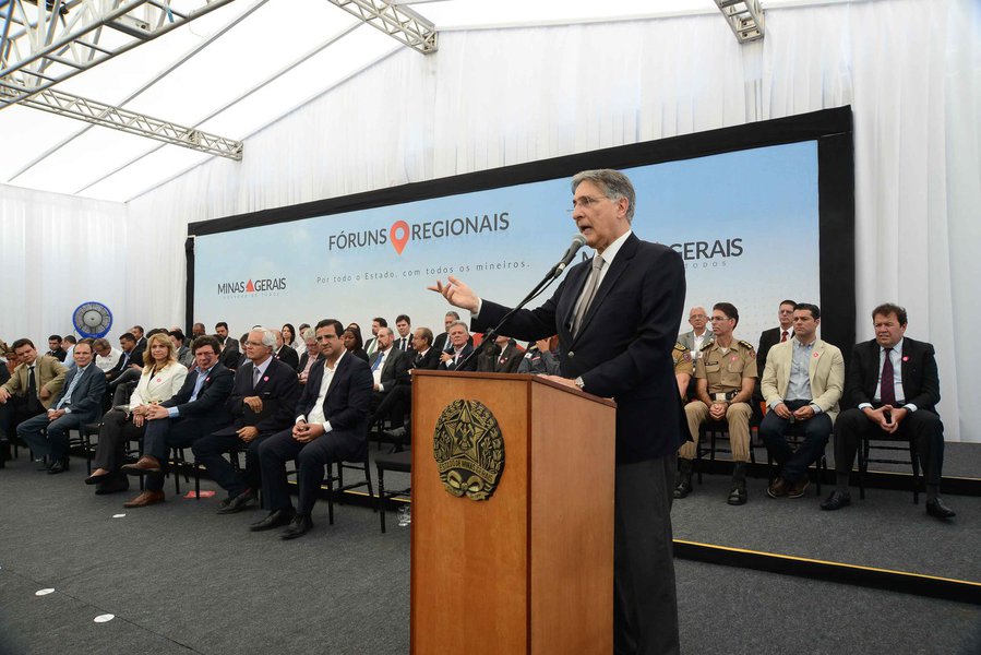 O governador Fernando Pimentel participou em Varginha, no Território Sul, de reunião da nova fase do Fórum Regional de Governo – Por todo o estado; o chefe do executivo estadual assinou despachos governamentais para viabilização de obras de melhoria na BR-491, entre o Varginha e o entroncamento da BR-381, a instalação de iluminação em campos de futebol e quadras poliesportivas, a implantação de Posto Avançado do Corpo de Bombeiros em Andradas e a colocação de 672 aquecedores solares em 15 municípios; foram entregues 131 veículos para o sistema de saúde de 99 cidades da região. Cerca de 3 mil pessoas participaram do encontro
