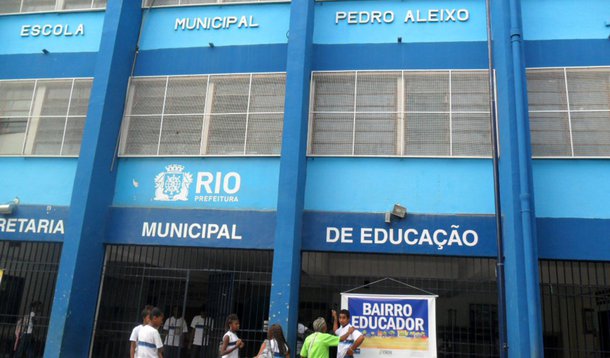 Levantamento da Secretaria de Educação do Município do Rio de Janeiro aponta que, quase todo dia, ao menos uma escola ficou sem aula por causa de confrontos e operações policiais este ano; apenas em seis de 65 dias letivos todas as escolas municipais tiveram aulas; o que representa mais de cem mil alunos afetados pela violência, que acaba sendo uma condicionante para que o estudante saia de para a escola ou fique em casa