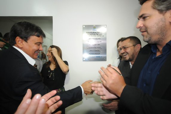 O governador Wellington Dias inaugurou, na cidade de Picos, obras nas áreas de saúde e educação; o chefe do Executivo piauiense entregou 10 leitos de UTI adulto no Hospital Regional Justino Luz e obras de climatização em escolas da cidade; para a inauguração da Unidade de Terapia Intensiva, o governo do Estado investiu em reforma e ampliação de toda a estrutura física do bloco da UTI, bem como aquisição e instalação de equipamentos instrumentais e cirúrgicos da unidade, com recursos do Tesouro Estadual e emenda parlamentar; dessa forma, foi investido em reforma das instalações físicas o valor de R$ 1 milhão