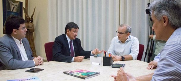 O governador Wellington Dias esteve com o prefeito de Teresina, Firmino Filho; o encontro, no Palácio da Cidade, teve como pauta a antecipação de metas relacionadas a abastecimento d’água na capital estabelecidas no contrato com a empresa Águas de Teresina; a ideia é que a concessionária possa implementar já em 2018, o que programou para investir em 3 anos; a Águas de Teresina assumiu a concessão do serviço de abastecimento d’água na capital em julho de 2017, com o compromisso de investir R$ 1,7 bilhão, sendo R$ 650 milhões nos primeiros cinco anos