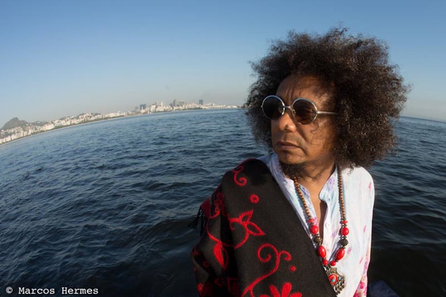 Após o elogiado álbum "Estado de Poesia", lançado em 2015, Chico César chega à Casa Natura, em São Paulo, com o seu novo projeto, o DVD de mesmo título; em um reencontro com a própria história do álbum, artistas que participaram das gravações do disco tocaram ao lado de Chico na turnê; o DVD é o terceiro registro do cantor nesse formato e traz a faixa inédita "Autopistas", que entrou no roteiro do show quando a tour de lançamento já andava pelo país