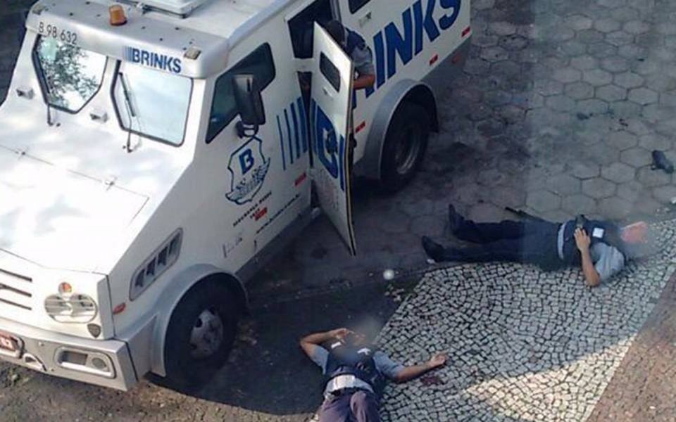 Uma tentativa de assalto a um carro-forte na sede administrativa da prefeitura do Rio de Janeiro, no centro da cidade, deixou dois vigilantes feridos; segundo a prefeitura, o carro-forte estava no local para abastecer os caixas eletrônicos do prédio anexo do Centro Administrativo São Sebastião