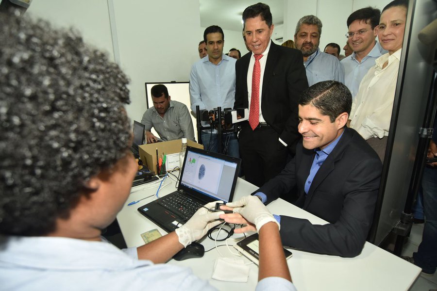 Os soteropolitanos têm mais um posto de recadastramento biométrico do eleitor, localizado na Cidade Baixa; a estrutura, instalada no Bahia Outlet Center, foi inaugurada na manhã desta quinta-feira pelo prefeito ACM Neto e pelo presidente do Tribunal Regional Eleitoral, desembargador José Edivaldo Rotondano; o posto é o nono em funcionamento por meio de parceria entre a prefeitura e o TRE; o prefeito aproveitou para fazer o recadastramento e recebeu o título na mesma hora. "Foi um processo muito rápido, com duração em torno de cinco minutos, atendimento rápido e de qualidade", disse ACM