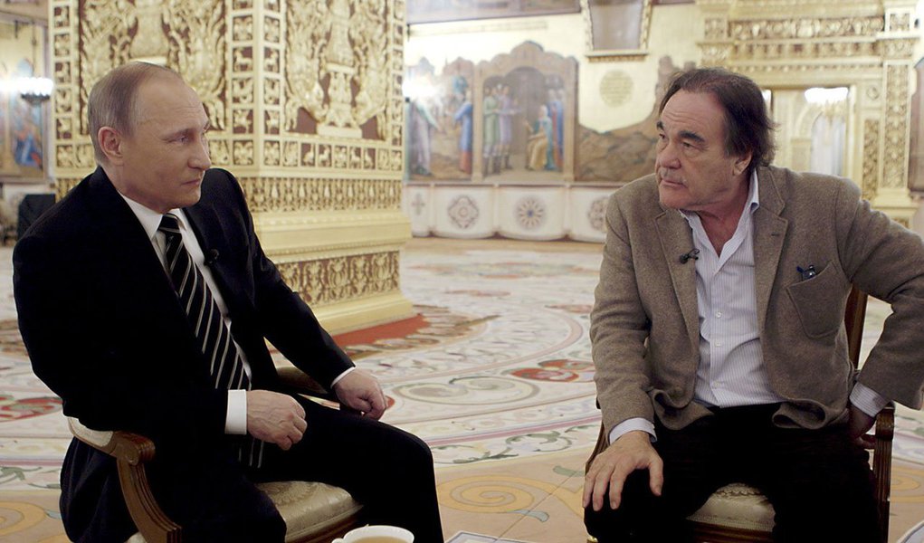 O diretor Oliver Stone comentou o lançamento do livro no Brasil com as transcrições das "Entrevistas com Putin", fruto de entrevistas com o presidente russo entre 2015 e 2017; para Stone, "é um ultraje a falta de cobertura justa, quanto mais respeitosa", por parte da imprensa americana e europeia, sobre Putin; "Vladimir Putin fala o tempo todo sobre respeitar a lei internacional, e ainda assim ele é apresentado como vilão. Isso precisa ser repensado. Isso não é teoria conspiratória, é fato conspiratório"