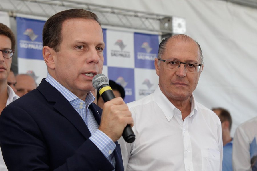Indo de encontro ao governador de São Paulo, Geraldo Alckmin (PMDB) - seu mentor -, o prefeito de São Paulo, João Doria, acertou uma visita a Alagoas em setembro; objetivo dos tucanos é criar uma agenda pelo país para apresentar Doria à sociedade, sobretudo, na região Nordeste; estratégia foi iniciada nesta segunda-feira (7), quando ele foi a Salvador receber o título de cidadão soteropolitano, mas foi recebido com protesto por diversos movimentos sociais, inclusive, recebendo uma ovada que repercutiu em todo o Brasil