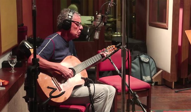 Cantor e compositor Chico Buarque divulgou nesta terça-feira, 22, trecho da música As Caravanas em sua página no Facebook; música tem participação de Rafael Mike Dtp, do Dream Team do Passinho dá nome ao novo disco do cantor de 73 anos, que será lançado na próxima sexta-feira (25) na lojas físicas e plataformas digitais; veja trecho