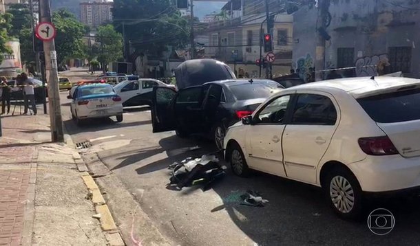Polícia Civil do Rio de Janeiro informou que já foi identificado um dos autores da sequência de tiros contra o carro onde estava o coronel Luiz Gustavo Teixeira, comandante do 3° Batalhão da Polícia Militar, no bairro do Méier, zona norte do Rio; ontem, o carro do coronel Teixeira, que estava descaracterizado, foi atingido quando passava pela Rua Hermengarda; oficial viajava no banco do carona e chegou a ser levado para o Hospital Municipal Salgado Filho, no Méier, mas não resistiu aos ferimentos; Complexo do Lins foi ocupado pelas forças de segurança em busca dos assassinos