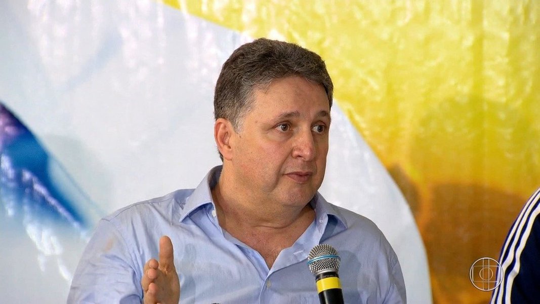 
O juiz Ralph Machado Manães Junior, do Tribunal Regional Eleitoral do Rio da 98ª Zona Eleitoral, em Campos, determinou que o ex-governador Anthony Garotinho seja transferido da cadeia pública de Benfica pra um presídio de segurança máxima ainda nesta sexta-feira (24); magistrado mandou investigar a denúncia de Garotinho de suposta agressão na cadeia e disse que o ex-governador estaria "causando transtornos" e que "teria se autolesionado" 
