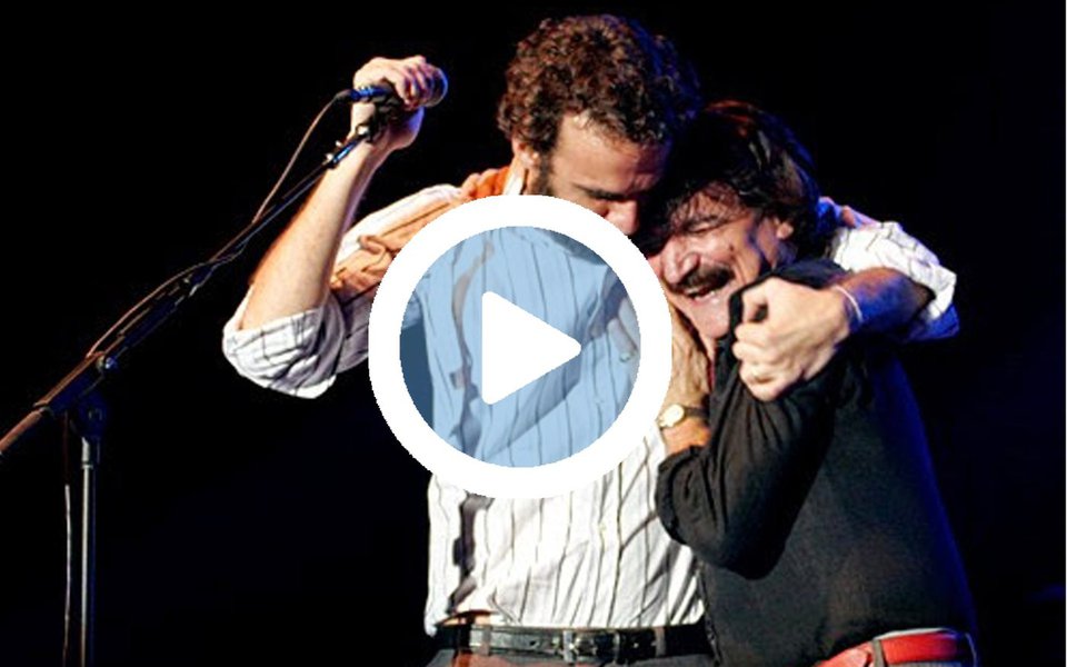 Tenho vinte e cinco anos, de sonho e de sangue e de América do Sul. Por força deste destino, um tango argentino me vai bem melhor que um blues; relembre A Palo Seco, uma das canções mais marcantes da história da MPB, que foi regravada por Los Hermanos; escute também a versão da "turma lá do Ceará", com Belchior, Ednardo e Amelinha; simplesmente magistral