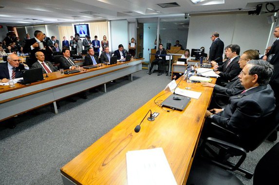 A Comissão de Constituição, Justiça e Cidadania (CCJ) aprovou nesta quarta-feira 9, em votação final, parecer a favor do PLS 141/2015, do senador Cássio Cunha Lima (PSDB-PB), que altera o Estatuto da Advocacia para criminalizar a prática de violação de direitos e prerrogativas dos advogados; texto agora vai à Câmara