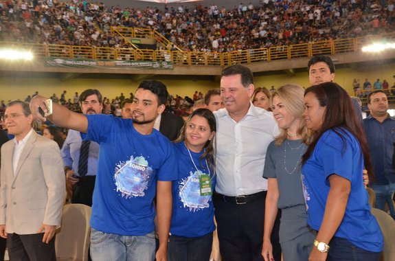 Governo de Goiás entrega mais 10 mil Bolsas Universitárias e anunciam a abertura de outras 9 mil novas vagas para o programa de inclusão ao ensino superior no Estado; o Programa Bolsa Universitária foi criado pelo governador Marconi Perillo em 1999 e, desde então, 180 mil estudantes menos favorecidos social e economicamente foram beneficiados em todo o Estado; o diretor-geral da OVG, o major da Polícia Militar Anderson Augusto Tavares de Souza, explica que serão concedidas 9 mil bolsas parciais e mil integrais