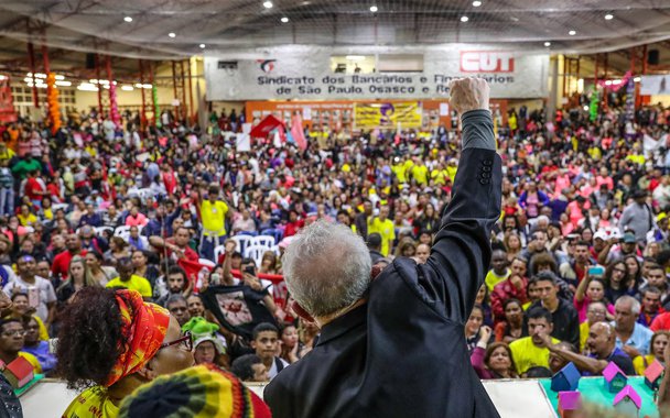 Jornalista Fernando Brito diz que pelo resultado da pesquisa CUT/Vox, o ex-presidente Lula ganha com folga já no primeiro turno e, nas simulações de segundo, repete a dose com todos os possíveis concorrentes, com igual alentada margem; "Fica cada vez mais claro que quem não tem um 'plano B' é a direita: o plano A, de Aécio, ruiu ao ponto de ser traço nas pesquisas e Alckmin e Doria não vão além de parte de São Paulo", diz Brito; "Resta inventar alguém ou esperar que Sérgio Moro e o Judiciário que se tornou seu séquito excluam Lula da eleição e, a cada dia, tirar Lula da eleição é como tirar a eleição para perto da metade dos brasileiros"
