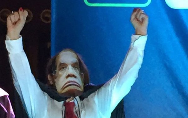 Uma mulher apareceu vestida de “Gilmau Mendes” em um concurso de fantasias do congresso da Associação Nacional de Procuradores (ANPR), realizado em um resort em Porto de Galinhas (PE); sátira teve direito até a máscara e toga