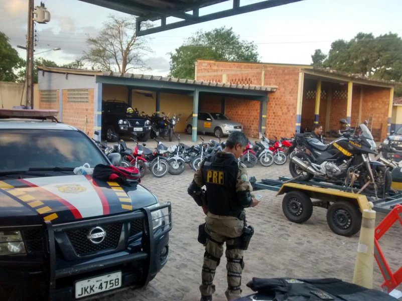 Um mês após suspender parte das atividades em Alagoas por falta de recursos públicos, caso de rondas policiais, escolta, operações preventivas, de inteligência e de corregedoria, a Polícia Rodoviária Federal (PRF) normaliza nesta quarta-feira (16) o atendimento; é que o governo federal liberou R$ 30 milhões, do saldo de R$ 163 milhões contingenciados do seu orçamento; no entanto, valores correspondem a pouco mais de 18% do total de recursos ainda contingenciados e não são suficientes para manutenção até o final do ano