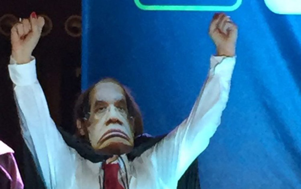 Uma mulher apareceu vestida de “Gilmau Mendes” em um concurso de fantasias do congresso da Associação Nacional de Procuradores (ANPR), realizado em um resort em Porto de Galinhas (PE); sátira teve direito até a máscara e toga