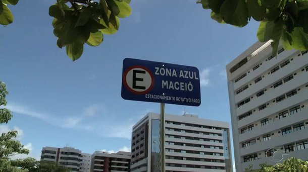 A Procuradoria-Geral de Justiça recorreu contra decisão do Tribunal de Justiça de Alagoas que suspendeu os efeitos de uma liminar que impedia a implantação do sistema de estacionamento rotativo pago, em Maceió, conhecido por "Zona Azul", até o julgamento de mérito da ação civil pública; MPE aponta ilegalidades no processo licitatório, ausência de objeto específico do procedimento, e necessidade de licitação na modalidade de concorrência pública e do tipo melhores técnicas e preço