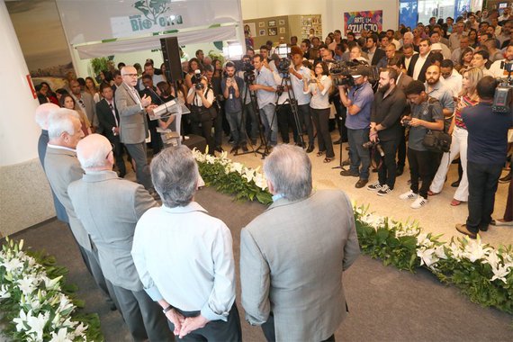 O prefeito Edvaldo Nogueira prestigiou, na manhã desta quarta-feira, 25, a inauguração da expansão do Shopping Riomar Aracaju; com 52 mil metros quadrados, a área conta com 200 novos espaços para lojas e uma praça de alimentação, num investimento, de R$ 110 milhões; Para Edvaldo, a ampliação do shopping, mesmo com a crise econômica do país, representa um grande avanço na geração de emprego e renda na cidade