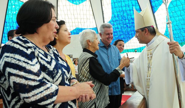 As comemorações do aniversário de 57 anos de Brasília se iniciaram com uma missa de Ação de Graças na Catedral Metropolitana Nossa Senhora Aparecida, na Esplanada dos Ministérios; festa para comemorar o aniversário de Brasília continua até o dia 29 com atrações gratuitas; nesta sexta, a partir das 18 horas, artistas locais se apresentam em um palco montado na Torre de TV e a paraibana Elba Ramalho encerrará o primeiro dia de comemoração