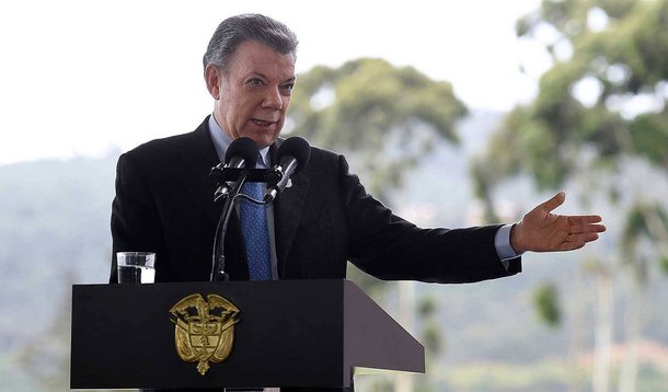 As Farc começaram a entregar as últimas armas que tinham no início desta semana e, segundo o presidente da Colômbia, Juan Manuel Santos, a guerrilha entrega 100% de seu armamento nesta sexta-feira (23);  "A guerrilha mais poderosa e mais antiga, deixa de existir", confirmou em um anúncio histórico; desde terça-feira, a guerrilha marxista entregou os 40% restantes de suas armas para a missão da ONU na Colômbia, como parte do processo de paz alcançado no ano passado com o governo de Juan Manuel Santos; os outros 60% foram entregues nas últimas duas semanas
