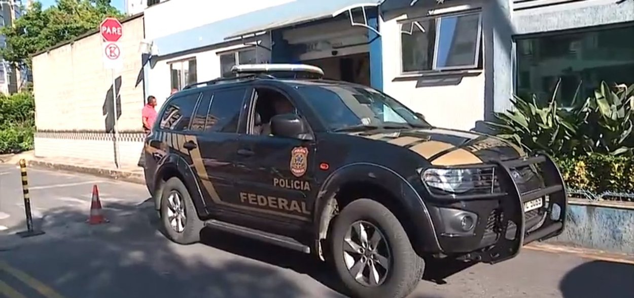 Cinco pessoas foram presas suspeitas de aplicar golpes contra servidores públicos em todo o País, de acordo com a PF; as investigações apontaram que uma família de Ribeirão das Neves, na Região Metropolitana de Belo Horizonte, comandava a fraude que descontava valores mensais do contracheque e da conta bancária de cerca de três mil servidores federais; cinco associações "fantasmas" de representação dos trabalhadores foram criadas e apenas uma delas teria desviado cerca de R$ 150 mil por mês; de acordo com o delegado Cristiano Ladeira, da PF, a fraude ocorria nos últimos dez anos, alcançando valores milionários