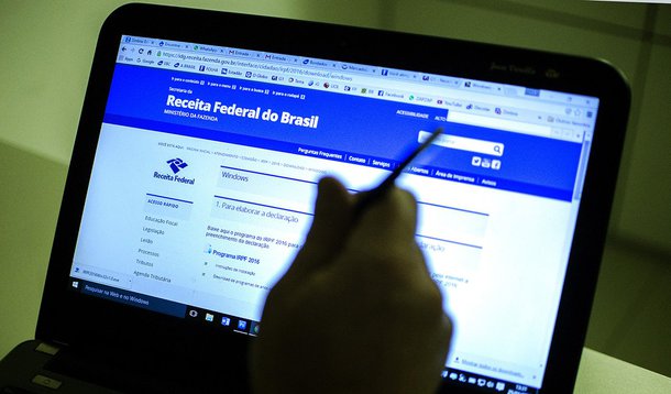 "Esta história da criação de uma nova alíquota do Imposto de Renda é mera cortina de fumaça, mas daquelas que, de tão rala, vai embora com um simples sopro", diz o jornalista Fernando Brito; segundo ele, o que vem por aí é a ampliação do déficit fiscal para este ano; "A esperança da equipe econômica, neste momento, é, pelo menos, não fixar um rombo maior do que o do ano passado, de R$ 154 bilhões. Isso se tudo der certo e não há nenhum sinal de que esteja dando, muito ao contrário. A 'solução' é parar a máquina pública e espalhar o terror de um 'apagão'", afirma