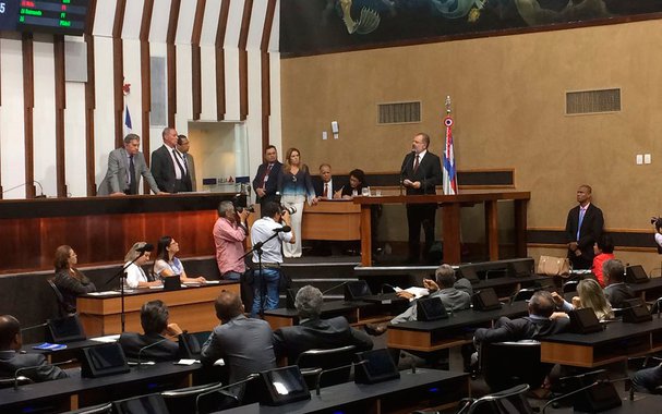 Alvo de uma operação do Ministério Público e da Polícia Federal nesta quarta-feira em Salvador, por suspeita de prestar falsas informações à Justiça Eleitoral, o deputado estadual Marcelo Nilo (PSL) negou em discurso no plenário da Assembleia Legislativa da Bahia (ALBA) nesta tarde que seja dono da 'Bahia Pesquisa e Estatística', apontada pela investigação como empresa de propriedade do parlamentar; o instituto foi apelidado de 'DataNilo'; "Hoje eu lembro uma frase de Octávio Mangabeira: 'pense num absurdo. Existe precedente na Bahia'. A empresa não é de minha propriedade. Fui cliente desse instituto. Foi uma violência imoral [ação da PF]. Nada vai reparar os danos que causaram à minha pessoa, às minhas duas filhas e minha neta", disse Nilo