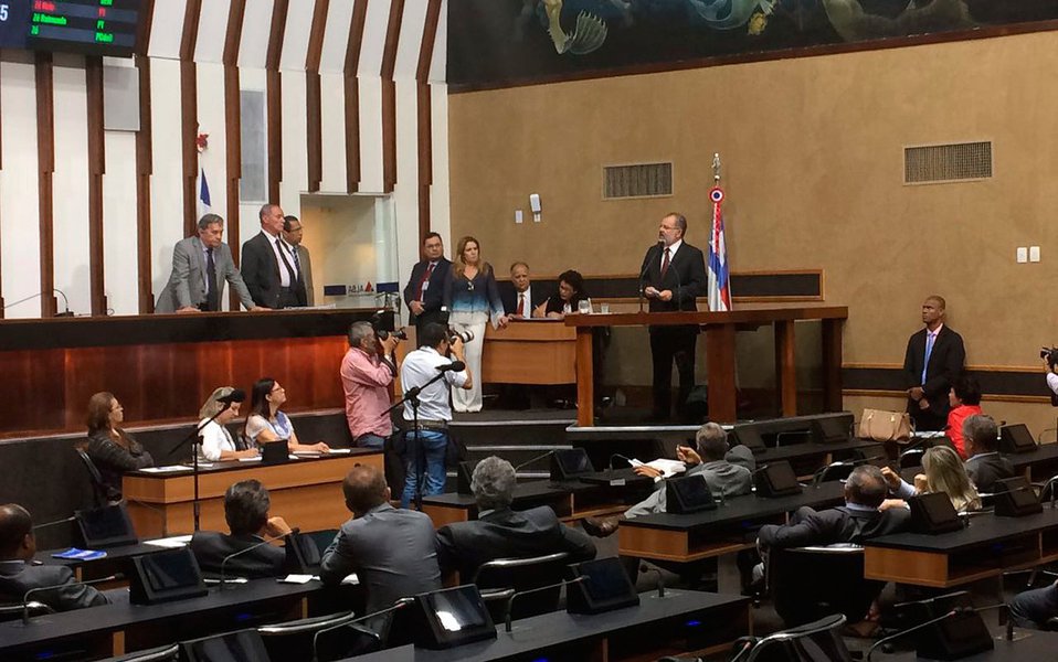 Alvo de uma operação do Ministério Público e da Polícia Federal nesta quarta-feira em Salvador, por suspeita de prestar falsas informações à Justiça Eleitoral, o deputado estadual Marcelo Nilo (PSL) negou em discurso no plenário da Assembleia Legislativa da Bahia (ALBA) nesta tarde que seja dono da 'Bahia Pesquisa e Estatística', apontada pela investigação como empresa de propriedade do parlamentar; o instituto foi apelidado de 'DataNilo'; "Hoje eu lembro uma frase de Octávio Mangabeira: 'pense num absurdo. Existe precedente na Bahia'. A empresa não é de minha propriedade. Fui cliente desse instituto. Foi uma violência imoral [ação da PF]. Nada vai reparar os danos que causaram à minha pessoa, às minhas duas filhas e minha neta", disse Nilo