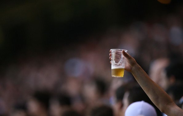 O Ministério Público do Estado de Alagoas (MPE/AL) recomendou ao prefeito de Maceió, Rui Palmeira (PSDB), para que vete o Projeto de Lei que permite a venda e consumo de bebidas alcoólicas nos estádios de futebol da capital; argumento é que a Constituição Federal deixa claro que é competência da União, Estados e do Distrito Federal legislar sobre consumo e desporto