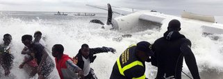 Um avião de modelo desconhecido caiu no mar logo após decolar na Costa do Marfim, comunica a mídia referindo-se a relatos das testemunhas; de acordo com a agência Reuters, o acidente ocorreu neste sábado (14) às 8h30 da hora local (5h30 de Brasília) durante uma tempestade com chuva forte e relâmpagos; pelo menos quatro pessoas morreram