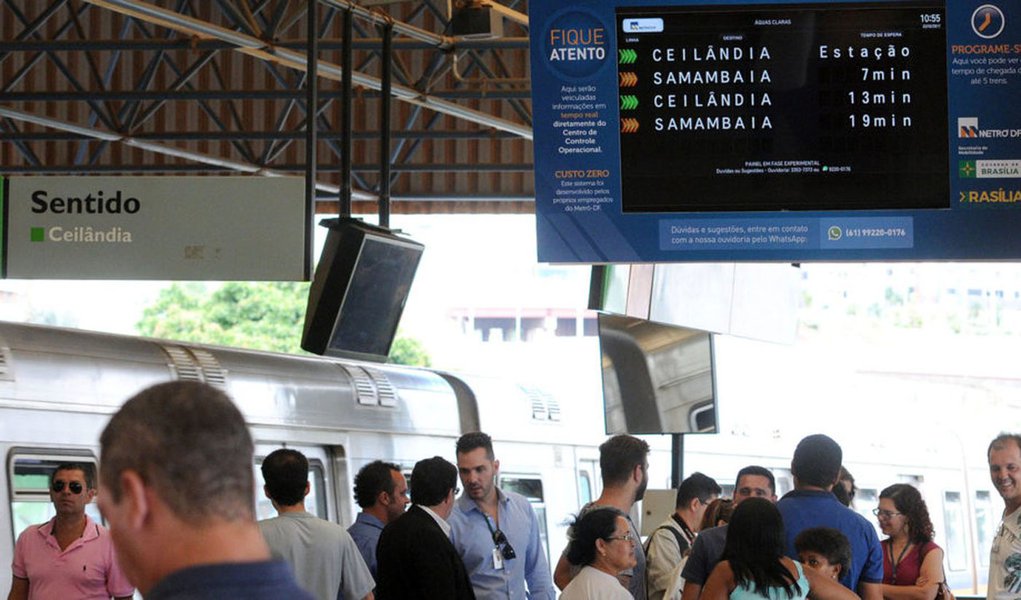 O Tribunal Regional do Trabalho (TRT) reiterou a determinação que obriga o Sindicato dos Metroviários a manter 90% do sistema circulando em horário de pico e 60% em horários de menos movimento; a decisão atende a um pedido do Metrô, que também recorreu ao Tribunal Regional do Trabalho; o Metrô não vai funcionar nesta terça-feira (21) por conta da falta de pessoal; a greve de funcionários completa 13 dias