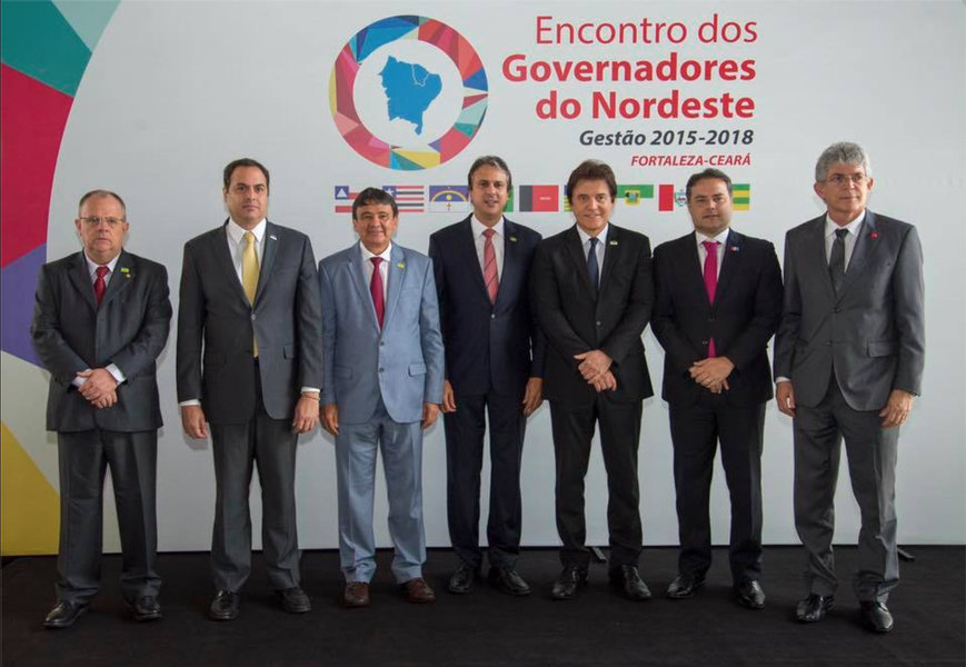 Em reunião nesta quarta-feira (29), em Fortaleza, os governadores do Nordeste decidiram que irão cobrar que a renegociação das dívidas dos estados com a União se concretize. Os gestores também irão pedir a garantia dos convênios e das obras atuais, especialmente as que são voltadas para a segurança hídrica. Outro ponto unânime do Encontro dos Governadores do Nordeste foi a posição contrária à proposta de reforma da Previdência. Para eles, as diferenças regionais deverão ser respeitadas