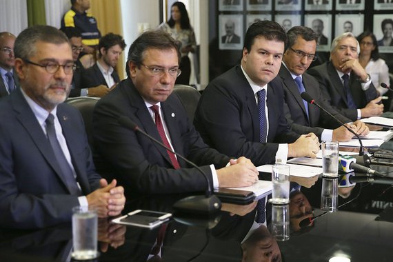 Segundo informa o jornal O Globo, o governo Temer deve anunciar nesta quarta-feira 23 uma carteira de 58 projetos que serão incorporados ao PPI (Programa de Parcerias de Investimentos) para serem colocados à venda ou concedidos ao setor privado, numa tentativa de fechar o rombo das contas públicas; governo espera obter ao menos R$ 44 bilhões