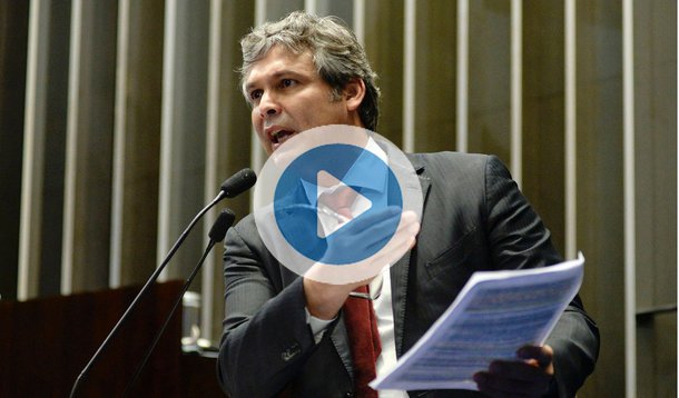 "É um golpe no bolso do cidadão! Apresentei no Senado um projeto de lei que limita o teto de juros de cartões de crédito. Não é possível que os bancos continuem fazendo o que bem querem para multiplicar o lucro – que já é altíssimo!", diz o senador Lindbergh; vídeo