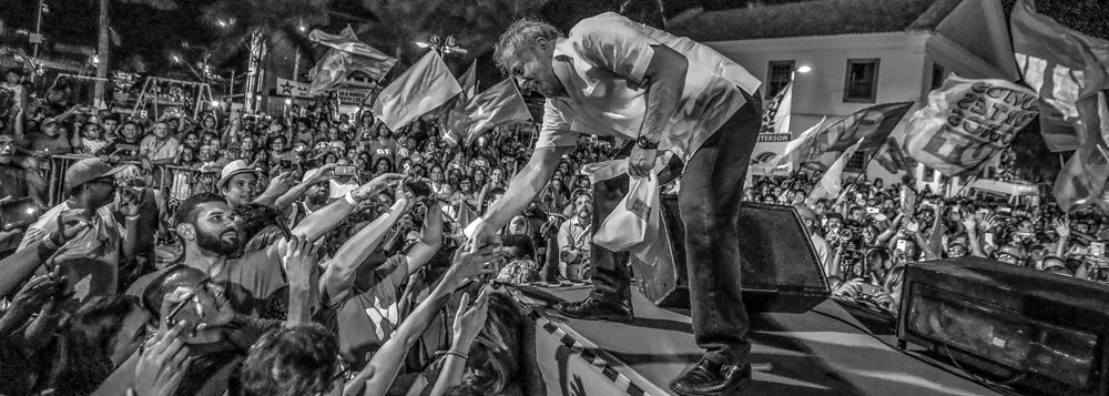 Em mais um evento de sua caravana pelo Rio de Janeiro, o ex-presidente Luiz Inácio Lula da Silva pregou a conciliação do Brasil; "Aqueles que foram bater panela, aqueles que foram para as ruas apoiar o golpe, não têm mais panela para bater. Estão batendo a cabeça na parede de arrependimento. Não vamos tratá-los com indiferença. Vamos estender a mão e dizer 'vem para cá, companheiro'", afirmou Lula, acrescentando que "é sempre tempo para a gente aprender"; o petista criticou o terrorismo feito com sua possibilidade de voltar à Presidência; "Eu não preciso do mercado, eles que vão precisar do meu governo", enfatizou
