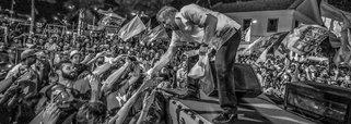 Em mais um evento de sua caravana pelo Rio de Janeiro, o ex-presidente Luiz Inácio Lula da Silva pregou a conciliação do Brasil; "Aqueles que foram bater panela, aqueles que foram para as ruas apoiar o golpe, não têm mais panela para bater. Estão batendo a cabeça na parede de arrependimento. Não vamos tratá-los com indiferença. Vamos estender a mão e dizer 'vem para cá, companheiro'", afirmou Lula, acrescentando que "é sempre tempo para a gente aprender"; o petista criticou o terrorismo feito com sua possibilidade de voltar à Presidência; "Eu não preciso do mercado, eles que vão precisar do meu governo", enfatizou