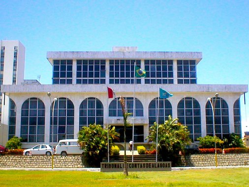 Alegando sérios problemas de infiltrações e alagamentos em vários setores do Tribunal de Contas de Alagoas, o expediente desta segunda-feira (29) foi suspenso; chuva, muitas infiltrações se agravaram e provocaram desabamento de partes do forro de gesso e alagamentos em diversos setores, inclusive no compartimento onde fica instalada a subestação de energia elétrica