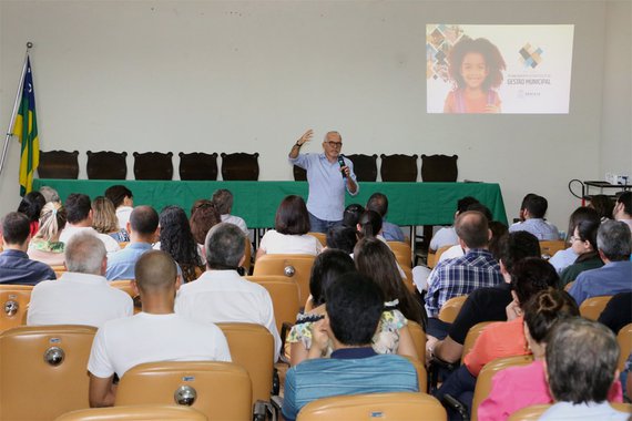 Dando continuidade aos encontros com servidores para discutir o Planejamento Estratégico de Aracaju, o prefeito Edvaldo Nogueira se reuniu nesta quarta-feira, 8, com os funcionários da Secretaria Municipal do Meio Ambiente; prefeito tratou ainda do cenário de dificuldades que encontrou na administração pública; "Além dos R$ 540 milhões de dívidas de curto prazo que herdamos e os problemas que todos conhecem, como o atraso dos salários dos servidores, a crise do lixo, a paralisação dos serviços de saúde e educação, também estamos tendo que arcar com um déficit mensal de R$ 15 milhões na Previdência"
