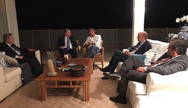 O senador Tasso Jereisati (PSDB-CE) participou de uma reunião com o senador mineiro Aécio Neves (PSDB-MG), afastado das funções politicas por determinação do STF. Segundo Aécio Neves, em potagem publicada nas redes sociais, o objetivo da reunião foi discutir votações no Congresso e agenda política. Tasso Jereissati é presidente da Comissão de Assuntos Econômicos do Senado, que está discutindo, entre outras pautas, as reformas trabalhista e previdenciária. Também estiveram na reunião os senadores tucanos Antonio Anastasia (MG), Cássio Cunha Lima (PB) e José Serra (SP)