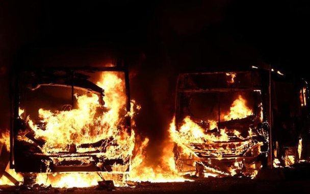 A Federação de Transportes do Rio de Janeiro (Fetranspor) divulgou nota repudiando mais sete ataques a ônibus urbanos na zona oeste, na madrugada deste sábado (17) e domingo (18), que elevaram para 107 o número de veículos incendiados de forma criminosa no estado do Rio desde janeiro; ao todo, já foram registrados 64 casos, um aumento de 156% em relação ao mesmo período de 2016; de acordo com a federação, este foi o sexto ataque a ônibus na zona oeste somente nesta semana, comprometendo o transporte na região